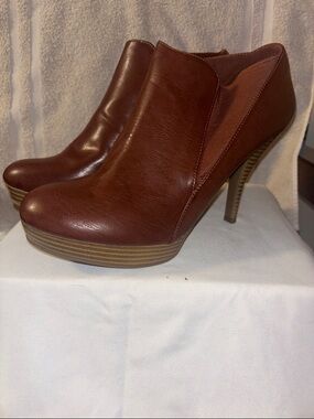 Unlisted by Kenneth Cole Chestnut Brown Leather Platform Heel Booties
